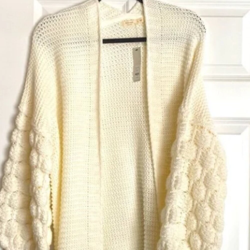 COPY - Harper Heritage Bubble sleeve cream cardigan SZ M (Like New- No Tag)
